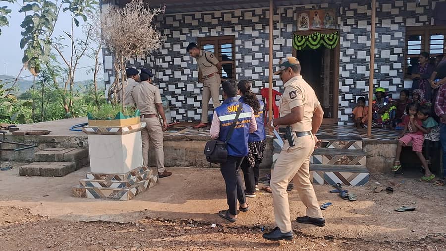 ಶಿರಹಟ್ಟಿ ತಾಲ್ಲೂಕಿನ ಮಜ್ಜೂರು ತಾಂಡಾದಲ್ಲಿ ವರದಕ್ಷಿಣೆ ಕಿರುಕುಳ ನೀಡಿ ಕೊಲೆ ಮಾಡಲಾಗಿದೆ ಎನ್ನಲಾದ ಸ್ಥಳವನ್ನು ಎಸ್ಪಿ ರೋಹನ್ ಜಗದೀಶ ಪರಿಶೀಲನೆ ಮಾಡುತ್ತಿರುವುದು.