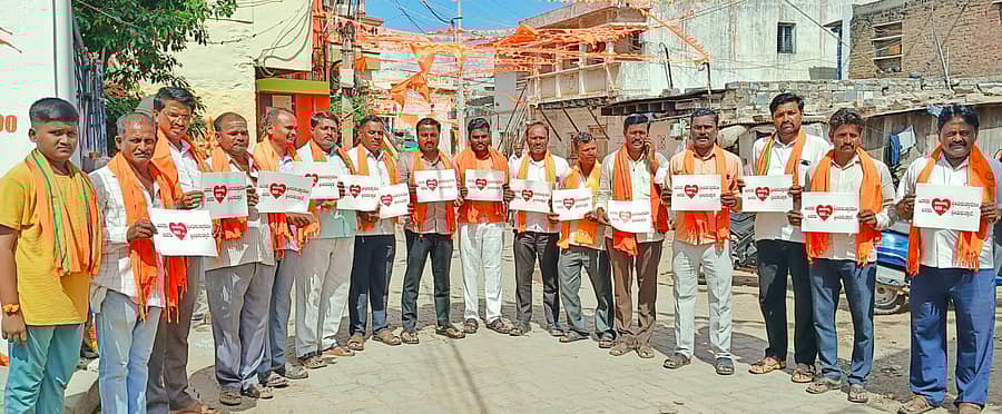 ಬೀಳಗಿಯಲ್ಲಿ ಬುಧವಾರ ಬಿಜೆಪಿ ಯುವ ಮೋರ್ಚಾ ರಾಜ್ಯ ಕಾರ್ಯದರ್ಶಿ ಹಾಗೂ ಮುಖಂಡರು ‘ಐ ಲವ್ ಆರ್ಎಸ್ಎಸ್’ ಅಭಿಯಾನಕ್ಕೆ ಚಾಲನೆ ನೀಡಿದರು