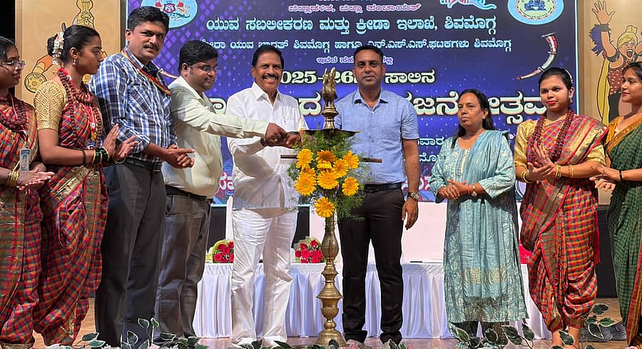 ಶಿವಮೊಗ್ಗ ಕುವೆಂಪು ರಂಗಮಂದಿರದಲ್ಲಿ ಬುಧವಾರ ಆಯೋಜಿಸಿದ್ದ ಜಿಲ್ಲಾ ಮಟ್ಟದ ಯುವಜನೋತ್ಸವ ಸಮಾರಂಭವನ್ನು ಗ್ಯಾರಂಟಿ ಯೋಜನೆಗಳ ಜಿಲ್ಲಾ ಮಟ್ಟದ ಅಧ್ಯಕ್ಷ ಸಿ.ಎಸ್.ಚಂದ್ರಭೂಪಾಲ್ ಉದ್ಘಾಟಿಸಿದರು