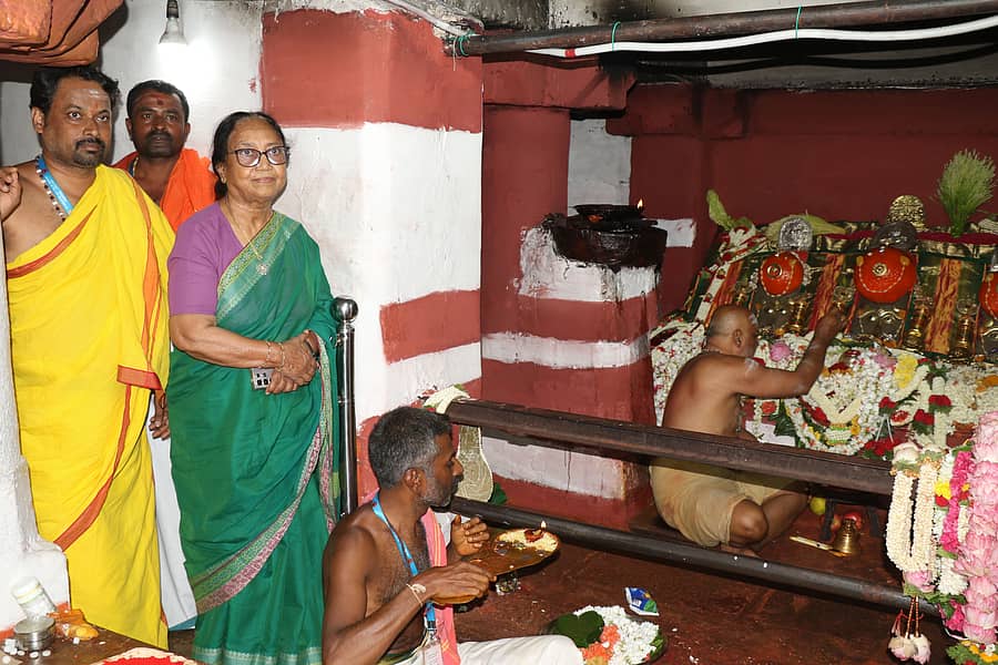 ಲೇಖಕಿ ಬಾನು ಮುಷ್ತಾಕ್‌ ಅವರು ಬುಧವಾರ ಹಾಸನಾಂಬೆಯ ದರ್ಶನ ಪಡೆದರು.