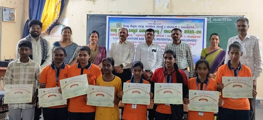 ಜಿಲ್ಲಾಮಟ್ಟದ ನಾಟಕ ಸ್ಪರ್ಧೆಯಲ್ಲಿ ಪ್ರಥಮಸ್ಥಾನ ಪಡೆದ ವಿದ್ಯಾರ್ಥಿಗಳನ್ನು ಅಭಿನಂದಿಸಲಾಯಿತು 