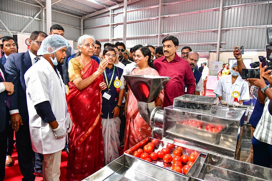 ಕೊಪ್ಪಳ ತಾಲ್ಲೂಕಿನ ಮೆತಗಲ್‌ನಲ್ಲಿ ಬುಧವಾರ ಕೇಂದ್ರ ಹಣಕಾಸು ಸಚಿವೆ ನಿರ್ಮಲಾ ಸೀತಾರಾಮನ್‌ ಅವರು ಹಣ್ಣುಗಳ ಸಂಸ್ಕರಣಾ ಘಟಕ ಉದ್ಗಾಟಿಸಿ ವೀಕ್ಷಿಸಿದರು