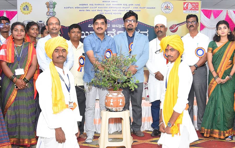 ವಿಜಯಪುರ ನಗರದ ಬಿ.ಎಲ್.ಡಿ.ಇ ಸಂಸ್ಥೆಯ ಎ.ವಿ.ಎಫ್. ಆಯುರ್ವೇದ ಮಹಾವಿದ್ಯಾಲಯದಲ್ಲಿ ಬುಧವಾರ ಏರ್ಪಡಿಸಿದ್ದ ಜಿಲ್ಲಾ ಮಟ್ಟದ ಯುವಜನೋತ್ಸವವನ್ನು ಜಾವೀದ್‌ ಜಮಾದಾರ ಉದ್ಘಾಟಿಸಿದರು