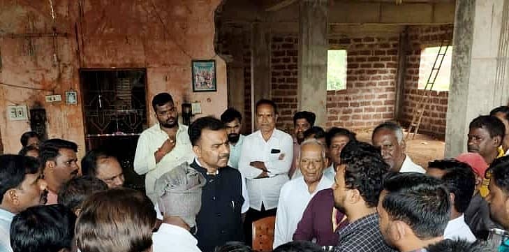 ಬೀದರ್ ತಾಲ್ಲೂಕಿನ ಕಮಲಪುರದಲ್ಲಿ ಶಾಸಕ ಡಾ.ಶೈಲೇಂದ್ರ ಬೆಲ್ದಾಳೆ ಅವರು ಸಾರ್ವಜನಿಕರ ಅಹವಾಲು ಆಲಿಸಿದರು