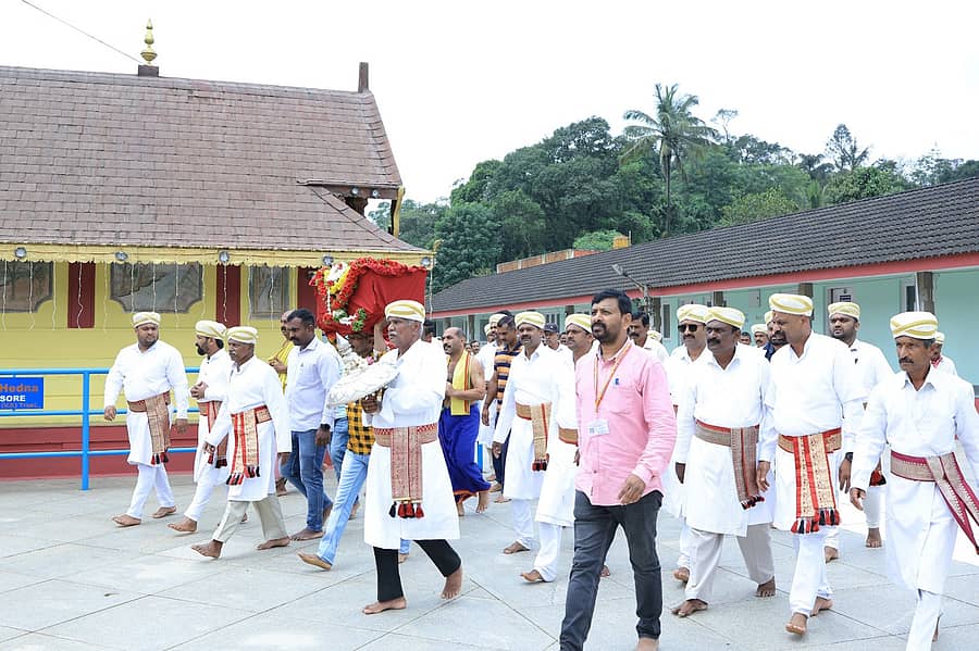 ಚಿನ್ನಾಭರಣಗಳನ್ನು ಭಾಗಮಂಡಲ ಭಗಂಡೇಶ್ವರ ದೇವಾಲಯದಿಂದ ಬುಧವಾರ  ವಾದ್ಯಗೋಷ್ಠಿಯೊಂದಿಗೆ ಕೊಂಡೊಯ್ಯಲಾಯಿತು.