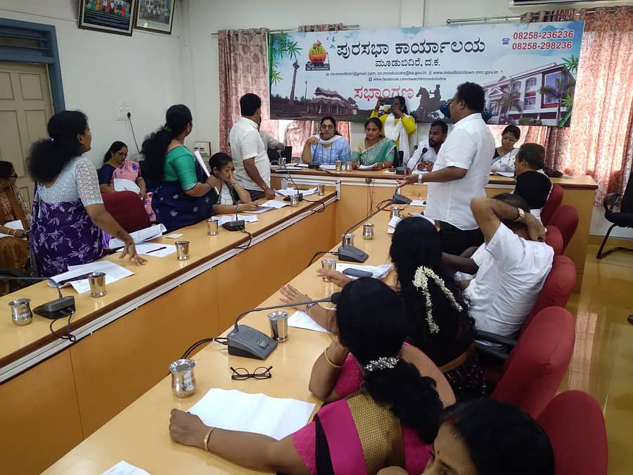 ಮೂಡುಬಿದಿರೆ ಪುರಸಭಾಂಗಣದಲ್ಲಿ ಬುಧವಾರ ನಡೆದ ಮಾಸಿಕ ಸಭೆಯಲ್ಲಿ ಸದಸ್ಯರು ಚರ್ಚೆ ನಡೆಸಿದರು