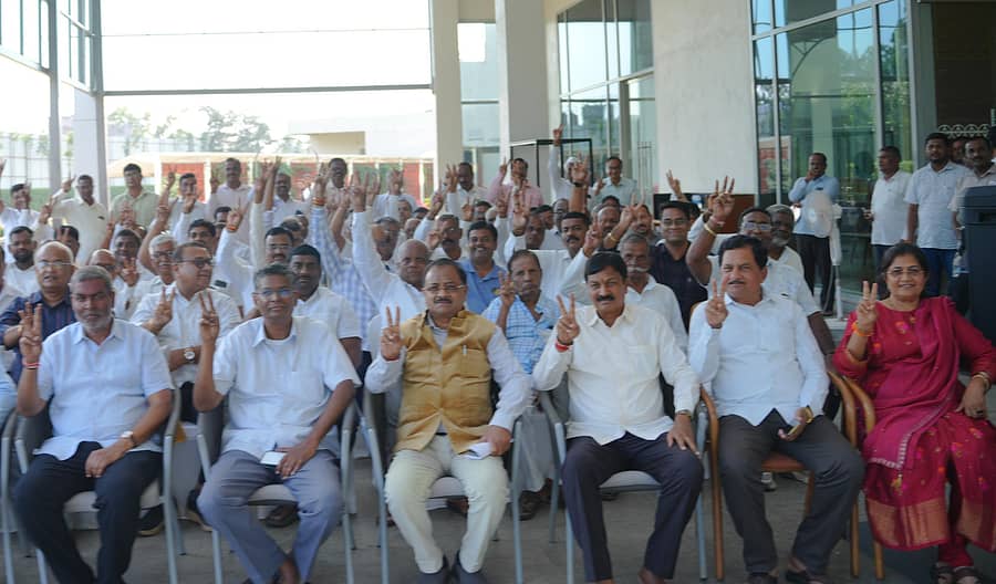 ಬಿಡಿಸಿಸಿ ಬ್ಯಾಂಕ್ ಚುನಾವಣೆ ಸಂಬಂಧ ಬೆಳಗಾವಿಯಲ್ಲಿ ಬುಧವಾರ ನಡೆದ ಪ್ರಚಾರ ಸಭೆಯಲ್ಲಿ ಶಾಸಕ ಬಾಲಚಂದ್ರ ಜಾರಕಿಹೊಳಿ, ಸಚಿವ ಸತೀಶ ಜಾರಕಿಹೊಳಿ, ಅಭ್ಯರ್ಥಿ ಅಣ್ಣಾಸಾಹೇಬ ಜೊಲ್ಲೆ, ಶಾಸಕ ರಮೇಶ ಜಾರಕಿಹೊಳಿ, ಕಾಂಗ್ರೆಸ್ ಮುಖಂಡ ಅಣ್ಣಾಸಾಹೇಬ ಹವಲೆ, ಶಾಸಕಿ ಶಶಕಲಾ ಜೊಲ್ಲೆ ಒಗ್ಗಟ್ಟು ಪ್ರದರ್ಶಿಸಿದರು