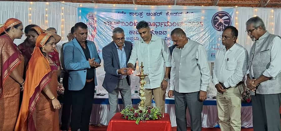 ವಿರಾಜಪೇಟೆಯಲ್ಲಿ ಭಾನುವಾರ ನಡೆದ ಅಂತರ ಕೊಡವ ಕೇರಿಗಳ ನಡುವಿನ ಕ್ರೀಡಾಕೂಟದ ಸಮಾರೋಪ ಸಮಾರಂಭದಲ್ಲಿ  ಶಾಸಕ ಎ.ಎಸ್. ಪೊನ್ನಣ್ಣ  ಚಾಲನೆ ನೀಡಿದರು 