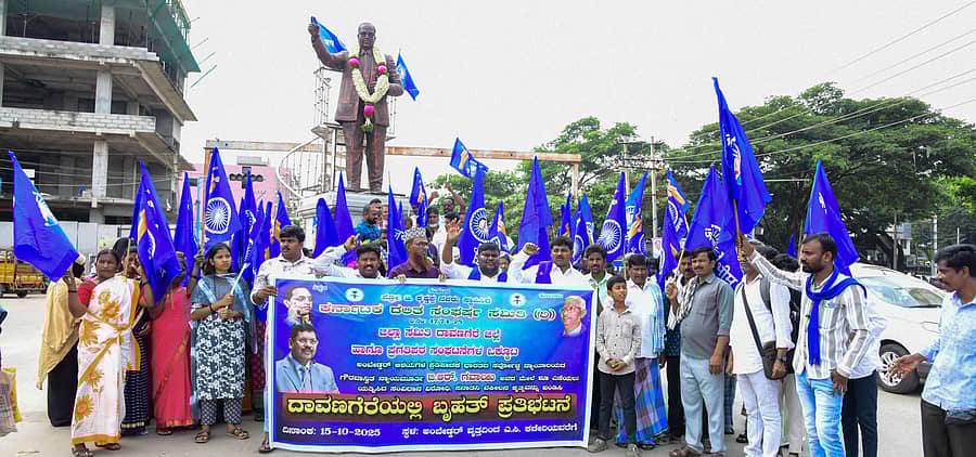 ಸುಪ್ರೀಂ ಕೋರ್ಟ್‌ ಮುಖ್ಯ ನ್ಯಾಯಮೂರ್ತಿ ಪೀಠದತ್ತ ಶೂ ಎಸೆಯಲು ಯತ್ನಿಸಿದ ಘಟನೆ ಖಂಡಿಸಿ ದಾವಣಗೆರೆಯ ಅಂಬೇಡ್ಕರ್ ವೃತ್ತದಲ್ಲಿ ಕರ್ನಾಟಕ ದಲಿತ ಸಂಘರ್ಷ ಸಮಿತಿ ಹಾಗೂ ಪ್ರಗತಿಪರ ಸಂಘಟನೆಗಳ ಒಕ್ಕೂಟದ ಸದಸ್ಯರು ಬುಧವಾರ ಪ್ರತಿಭಟನೆ ನಡೆಸಿದರು –ಪ್ರಜಾವಾಣಿ ಚಿತ್ರ
