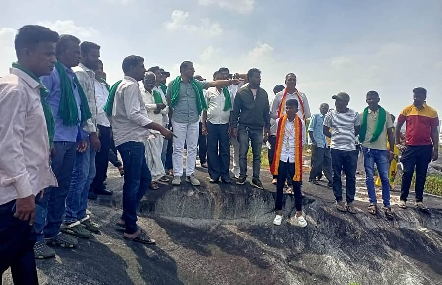ಆಲೂರು ತಾಲ್ಲೂಕು ಕೆ. ಹೊಸಕೋಟೆ ಹೋಬಳಿ ಹೊಸಮಠ ಗ್ರಾಮದಲ್ಲಿರುವ ಶಿಲುಬೆಬೆಟ್ಟದಲ್ಲಿ ಅಕ್ರಮ ಕಲ್ಲು ಗಣಿಗಾರಿಕೆ ನಡೆಸುತ್ತಿರುವುದನ್ನು ರಾಜ್ಯ ರೈತಸಂಘದ ಅಧ್ಯಕ್ಷ ಕೋಡಿಹಳ್ಳಿ ಚಂದ್ರಶೇಖರ್ ವೀಕ್ಷಿಸಿದರು. ಸಂಘಟನೆಗಳ ಪದಾಧಿಕಾರಿಗಳು, ರೈತರು, ಸ್ಥಳೀಯರು ಹಾಜರಿದ್ದರು 