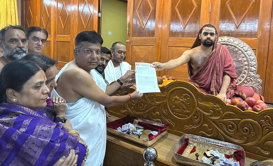 ನರಸಿಂಹರಾಜಪುರದ ತಾಲ್ಲೂಕು ಬ್ರಾಹ್ಮಣ ಸಭಾದ ಆವರಣದಲ್ಲಿ ನಿರ್ಮಿಸಲು ಉದ್ದೇಶಿಸಿರುವ ಶಂಕರ ಭಾರತೀ ಸಭಾ ‌ಭವನಕ್ಕೆ ಶೃಂಗೇರಿ ಶಾರದಾ ಪೀಠದ ವೀಧುಶೇಖರ ಭಾರತೀ ಸ್ವಾಮೀಜಿ ಅವರು ₹7.50ಲಕ್ಷ ನೆರವನ್ನು ಶಂಕರ ಭಾರತೀ ಟ್ರಸ್ಟ್‌ನ ಅಧ್ಯಕ್ಷ ಎಂ.ಆರ್.ರವಿಶಂಕರ್ ಅವರಿಗೆ ಹಸ್ತಾಂತರಿಸಿದರು