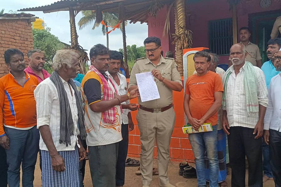 ಈಶ್ವರ ದೇವಾಲಯದೊಳಗೆ ಪಾದರಕ್ಷೆ ಹಾಕಿರುವ ಕಿಡಿಗೇಡಿಗಳನ್ನು ಬಂಧಿಸುವಂತೆ ಒತ್ತಾಯಿಸಿ ಗ್ರಾಮಸ್ಥರು ಬುಧವಾರ ಪಿಐ ಕೆ.ಎನ್. ರವೀಶ್ ಅವರಿಗೆ ದೂರು ನೀಡಿದರು