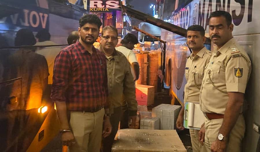 ಬಸ್‌ಗಳಲ್ಲಿ ಅಧಿಕ ಲಗೇಜ್‌ ಒಯ್ಯುತ್ತಿರುವುದನ್ನು ಪತ್ತೆ ಹಚ್ಚಲು ಪ್ರಾದೇಶಿಕ ಸಾರಿಗೆ ಅಧಿಕಾರಿಗಳು ಕಾರ್ಯಾಚರಣೆ ನಡೆಸಿದರು