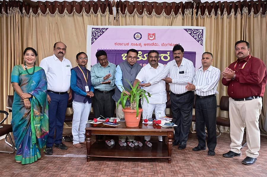 <div class="paragraphs"><p>ತಾಳಿಕೋಟೆ ಪಟ್ಟಣದ ಎಸ್.ಕೆ.ಕಾಲೇಜಿನ ವಿರಕ್ತ ಶ್ರೀ ಸಭಾಭವನದಲ್ಲಿ ಆಯೋಜಿಸಿದ್ದ ವಿಶೇಷ ಉಪನ್ಯಾಸ ಕಾರ್ಯಕ್ರಮವನ್ನು ಕಲಬುರ್ಗಿ ವಿಶ್ವವಿದ್ಯಾಲಯ ಕನ್ನಡ ಅಧ್ಯಯನ ಸಂಸ್ಥೆಯ ನಿರ್ದೇಶಕ ಪ್ರೊ.ಎಚ್.ಟಿ. ಪೋತೆ ಮಂಗಳವಾರ ಉದ್ಘಾಟಿಸಿದರು</p></div>