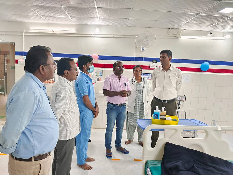 ನಿಡಗುಂದಿ ತಾಲ್ಲೂಕಾಸ್ಪತ್ರೆಗೆ ಜಿಲ್ಲಾಧಿಕಾರಿ ಡಾ. ಆನಂದ‌ ಕೆ. ಅವರು ಭೇಟಿ ನೀಡಿ ಪರಿಶೀಲಿಸಿದರು.
