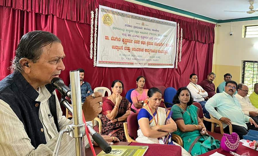 ದಾಂಡೇಲಿಯ ಅಂಬೇವಾಡಿಯ ಸರ್ಕಾರಿ ಪ್ರಥಮ ದರ್ಜೆ ಕಾಲೇಜಿನಲ್ಲಿ ನಡೆದ ಬೆಟಗೇರಿ ಕೃಷ್ಣಶರ್ಮ ಅವರ ಕಥಾ ಪ್ರಪಂಚ ಹಾಗೂ ಕಾವ್ಯ ಗಾಯನ ಕಾರ್ಯಕ್ರಮದಲ್ಲಿ ಸಾಹಿತಿ ರಾಘವೇಂದ್ರ ಪಾಟೀಲ ಮಾತನಾಡಿದರು