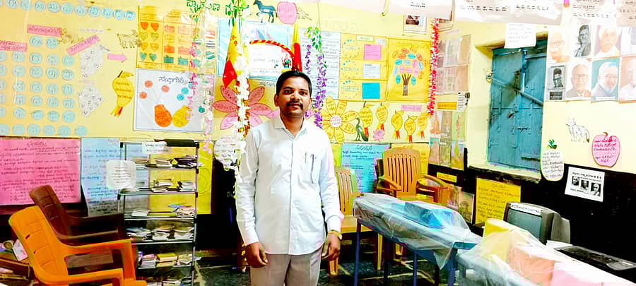 ನರೇಗಲ್‌ ಪಟ್ಟಣದ 1ನೇ ವಾರ್ಡ್‌ನ ಕೋಚಲಾಪುರ ಗ್ರಾಮದ ಸರ್ಕಾರಿ ಹಿರಿಯ ಪ್ರಾಥಮಿಕ ಶಾಲೆಯ ಕೊಠಡಿಯೊಂದರಲ್ಲಿ ನಿರ್ಮಿಸಿರುವ ಕನ್ನಡ ಭಾಷಾ ಪ್ರಯೋಗಾಲಯದಲ್ಲಿ ಶಿಕ್ಷಕ ವಿಜಯಕುಮಾರ್ ಡಿ.ಆರ್