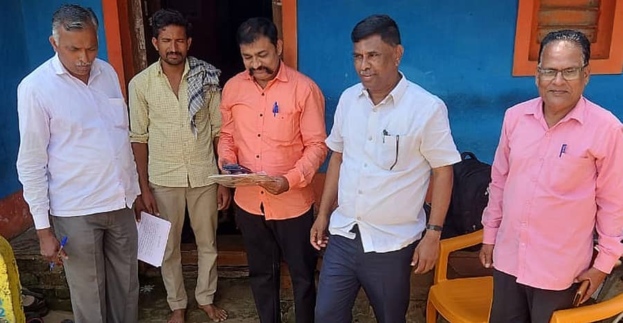 ಚನ್ನಮ್ಮನ ಕಿತ್ತೂರು ತಾಲ್ಲೂಕಿನ ಕುಲವಳ್ಳಿಯ ಕತ್ರಿದಡ್ಡಿ ಸಮೀಕ್ಷೆಯಲ್ಲಿ ಭಾಗವಹಿಸಿದ್ದ ಬಿಇಒ ಚನಬಸಪ್ಪ ತುಬಾಕದ ಹಾಗೂ ಶಿಕ್ಷಕರು
