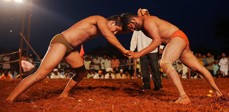 ನಿಪ್ಪಾಣಿಯ ಹಾಲಸಿದ್ಧನಾಥ ದೇವರ ಜಾತ್ರೆ ಅಂಗವಾಗಿ ತಾಲ್ಲೂಕಿನ ಕುರ್ಲಿ ಗ್ರಾಮದ ಶಿಂತ್ರೆ ಕುಸ್ತಿ ಅಖಾಡದಲ್ಲಿ ಪ್ರಥಮ ಕ್ರಮಾಂಕದ ಕುಸ್ತಿ ಪಂದ್ಯ ನಡೆಯಿತು