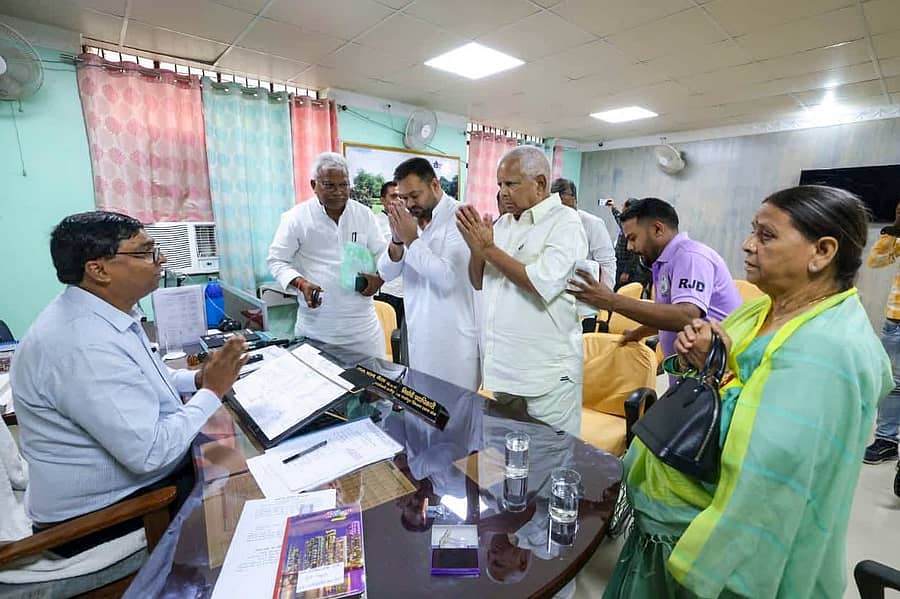 ಆರ್‌ಜೆಡಿ ನಾಯಕ ತೇಜಸ್ವಿ ಯಾದವ್‌ ಅವರು ಬುಧವಾರ ರಾಘೋಪುರ ಕ್ಷೇತ್ರದ ಅಭ್ಯರ್ಥಿಯಾಗಿ ನಾಮಪತ್ರ ಸಲ್ಲಿಸಿದರು. ತೇಜಸ್ವಿ ಅವರ ತಂದೆ, ಆರ್‌ಜೆಡಿ ಅಧ್ಯಕ್ಷ ಲಾಲೂ ಪ್ರಸಾದ್‌ ಹಾಗೂ ತಾಯಿ, ಮಾಜಿ ಮುಖ್ಯಮಂತ್ರಿ ರಾಬ್ಡಿದೇವಿ ಪಾಲ್ಗೊಂಡಿದ್ದರು –ಪಿಟಿಐ ಚಿತ್ರ   