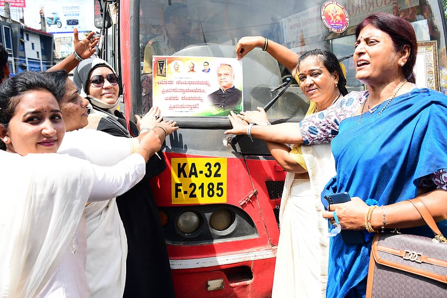 ಕಲಬುರಗಿಯಲ್ಲಿ ಜಿಲ್ಲಾ ಮಹಿಳಾ ಕಾಂಗ್ರೆಸ್‌ನಿಂದ ಪೋಸ್ಟರ್‌ ಅಂಟಿಸಲಾಯಿತು