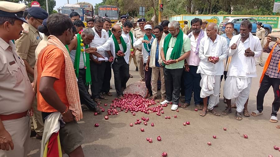 ಹುಬ್ಬಳ್ಳಿಯ ಅಮರಗೋಳದ ಎಪಿಎಂಸಿ ಎದುರು  ಈರುಳ್ಳಿ ಬೆಳೆಗಾರರು ರಸ್ತೆಯಲ್ಲಿ ಈರುಳ್ಳಿ ಸುರಿದು ಬುಧವಾರ ಪ್ರತಿಭಟನೆ ನಡೆಸಿದರು