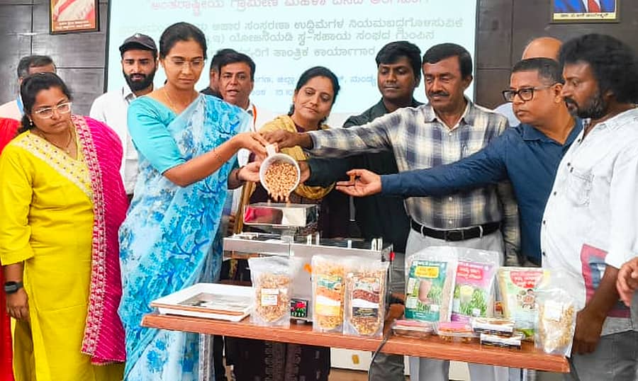 ಮಂಡ್ಯ ಜಿಲ್ಲಾ ಪಂಚಾಯಿತಿ ಕಾವೇರಿ ಸಭಾಂಗಣದಲ್ಲಿ ‘ಅಂತರರಾಷ್ಟ್ರೀಯ ಗ್ರಾಮೀಣ ಮಹಿಳಾ ದಿನ’ದ ಅಂಗವಾಗಿ ಸ್ವಸಹಾಯ ಸಂಘದ ಗುಂಪಿನ ಮಹಿಳಾ ಸದಸ್ಯರಿಗೆ ಬುಧವಾರ ಆಯೋಜಿಸಿದ್ದ ತಾಂತ್ರಿಕ ಕಾರ್ಯಾಗಾರವನ್ನು ಸಿಇಒ ಕೆ.ಆರ್‌.ನಂದಿನಿ ಉದ್ಘಾಟಿಸಿದರು 