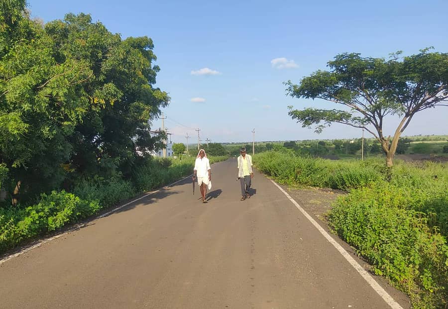 ಬಸ್ ಸೌಕರ್ಯ ಇಲ್ಲದ ಕಾರಣ ಪ್ರಯಾಣಿಕರು ಅಲ್ಮಾಸಪುರದಿಂದ ಅಲ್ಮಾಸಪುರ ಕ್ರಾಸ್‍ಗೆ ನಡೆದುಕೊಂಡು ಬರುತ್ತಿರುವುದು