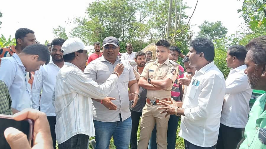 ಬೆಟ್ಟದಪುರ ಸಮೀಪದ ಕೋಮಲಾಪುರ ಗ್ರಾಮ ಪಂಚಾಯಿತಿ ವ್ಯಾಪ್ತಿಯ ಕಾನೂರು ಗ್ರಾಮದಲ್ಲಿ ಒತ್ತುವರಿ ತೆರವಿಗೆ ಬಂದಿದ್ದ ತಾಲ್ಲೂಕು ಪಂಚಾಯಿತಿ ಇಒ ಡಿ.ಬಿ.ಸುನೀಲ್ ಕುಮಾರ್ ಅವರಿಗೆ ದಲಿತ ಸಂಘಟನೆ ಮುಖಂಡರು ತರಾಟೆಗೆ ತೆಗೆದುಕೊಂಡರು. ಎಸ್.ರಾಮು, ಅಜಯ್ ಕುಮಾರ್, ರವಿಕುಮಾರ್ ಗ್ರಾಮಸ್ಥರು ಇದ್ದರು