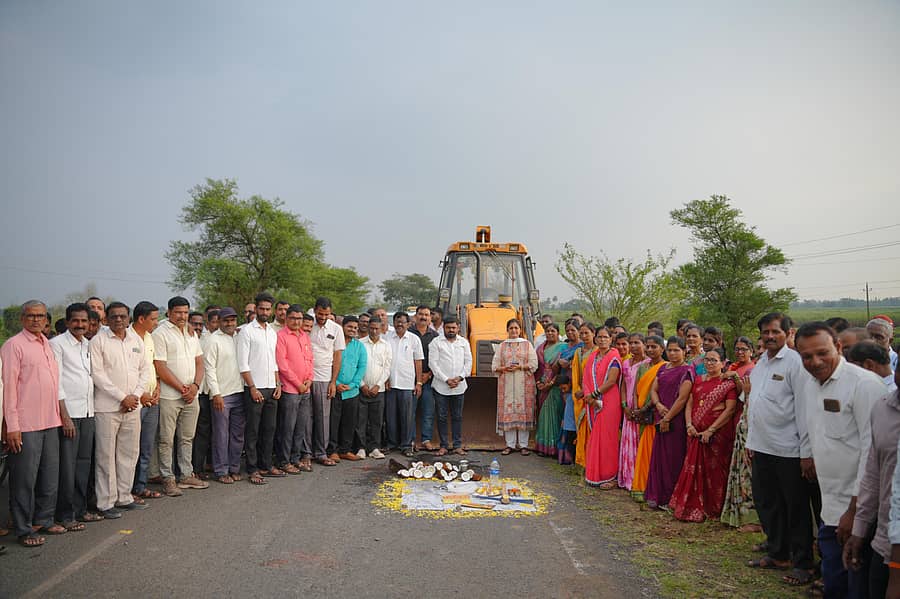 ನಿಪ್ಪಾಣಿ ತಾಲ್ಲೂಕಿನ ಭಾಟನಾಂಗನೂರ-ಬೋರಗಾಂವವಾಡಿ ರಾಜ್ಯ ಹೆದ್ದಾರಿಯಲ್ಲಿ ತಡೆಗೋಡೆ ಮತ್ತು ರಸ್ತೆ ನಿರ್ಮಾಣ ಕಾಮಗಾರಿಗೆ ಶಾಸಕಿ ಶಶಿಕಲಾ ಜೊಲ್ಲೆ ಚಾಲನೆ ನೀಡಿದರು