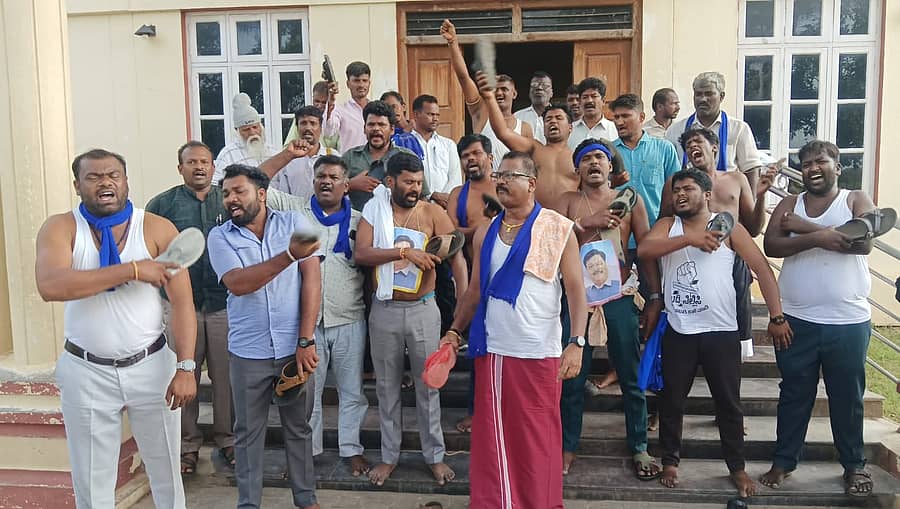 ನಂಜನಗೂಡಿನ ಅಂಬೇಡ್ಕರ್ ಭವನದ ಮುಂದೆ ಮಂಗಳವಾರ ಮಾದಿಗ ಒಳ ಮೀಸಲಾತಿ ಹೋರಾಟಗಾರರು ಪ್ರತಿಭಟನೆ ನಡೆಸಿ, ಪೊಲೀಸರು ಅವಾಚ್ಯ ಶಬ್ದಗಳಿಂದ ನಿಂದಿಸಿದ್ದಾರೆ ಎಂದು ಆರೋಪಿಸಿ ಚಪ್ಪಲಿಯಿಂದ ಹೊಡೆದುಕೊಂಡು ಆಕ್ರೋಶ ವ್ಯಕ್ತಪಡಿಸಿದರು