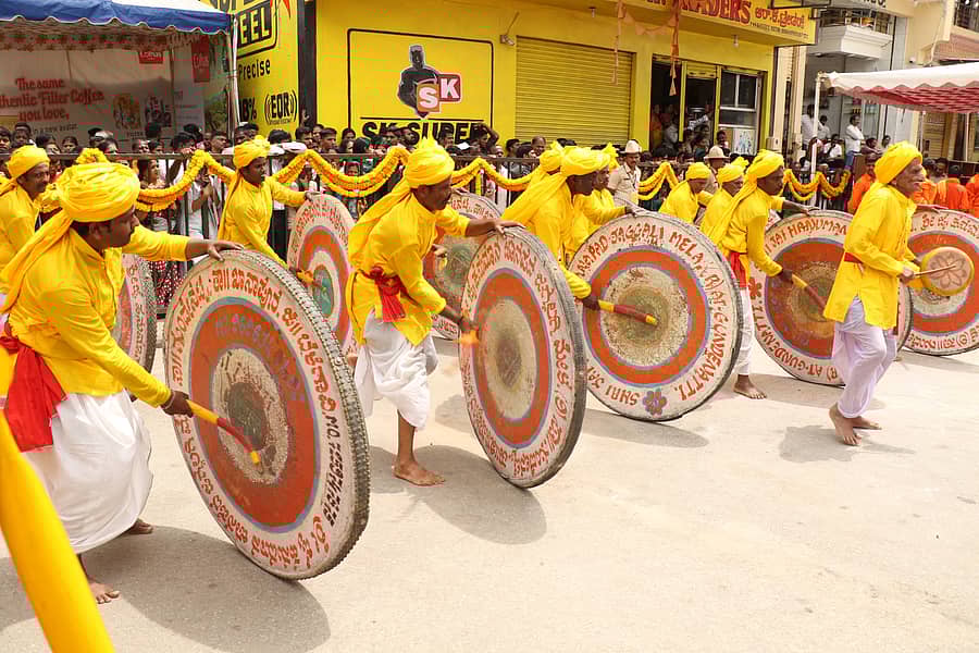 ಮುಖ್ಯಮಂತ್ರಿ ಸಿದ್ದರಾಮಯ್ಯ ಭೇಟಿ ವೇಳೆಯ ಕಲಾ ತಂಡದವರು ಜಗ್ಗಲಿಗೆ ಬಾರಿಸಿದರು 