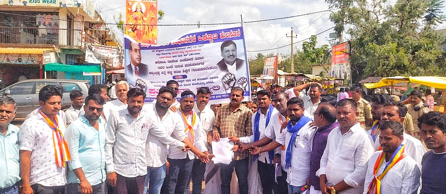 ಹುಲಸೂರ ಪಟ್ಟಣದಲ್ಲಿ ದಲಿತ ಪರ ಸಂಘಟನೆಗಳ ಒಕ್ಕೂಟದ ತಾಲ್ಲೂಕು ಘಟಕದ ಪದಾಧಿಕಾರಿಗಳು ಉಪ ತಹಶೀಲ್ದಾರ್ ಅವರಿಗೆ ಮನವಿ ಸಲ್ಲಿಸಿದರು