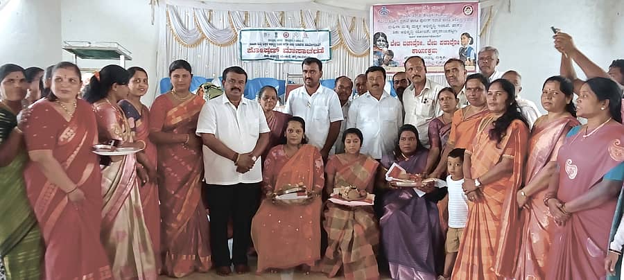 ನುಗ್ಗೇಹಳ್ಳಿ ಹೋಬಳಿಯ ಹುಲಿಕೆರೆ ಗ್ರಾಮದಲ್ಲಿ  ಆಯೋಜಿಸಿದ್ದ ಪೋಷಣ್ ಮಾಸಾಚರಣೆ ಅಂಗವಾಗಿ ಗ್ರಾಮದ ಗರ್ಭಿಣಿಯರಿಗೆ ಸೀಮಂತ ಕಾರ್ಯ ನಡೆಯಿತು. ಶಾಸಕ ಸಿ.ಎನ್. ಬಾಲಕೃಷ್ಣ ಪಾಲ್ಗೊಂಡಿದ್ದರು 