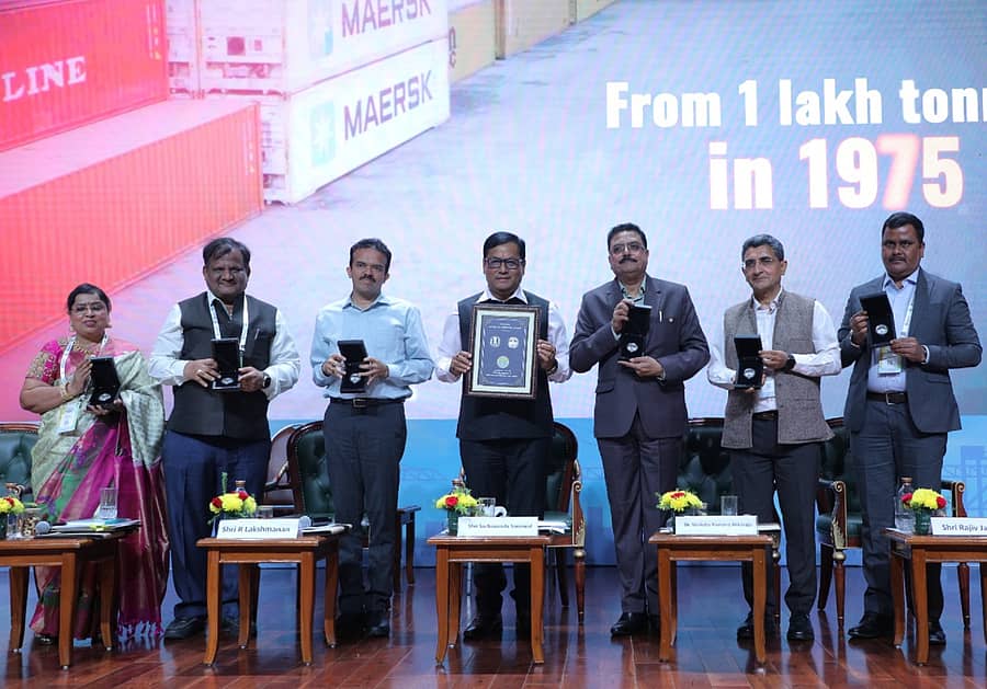 ನವಮಂಗಳೂರು ಬಂದರಿನ ಸುವರ್ಣ ಮಹೋತ್ಸವದ ಅಂಗವಾಗಿ ₹50 ಮುಖಬೆಲೆಯ ಹೊಸ ನಾಣ್ಯವನ್ನು ಸಚಿವ ಸರ್ಬಾನಂದ ಸೋನೊವಾಲ್  ಬಿಡುಗಡೆ ಮಾಡಿದರು. ಎಸ್.ಶಾಂತಿ, ಎಚ್.ಎನ್.ಅಶ್ವತ್ಥ್,  ಅರ್.ಲಕ್ಷ್ಮಣನ್, ವೆಂಕಟರಮಣ ಅಕ್ಕರಾಜು, ರಾಜೀವ ಜಲೋಟ, ಬಾಲಚಂದ್ರ ಎಚ್.ಸಿ ಭಾಗವಹಿಸಿದ್ದರು
