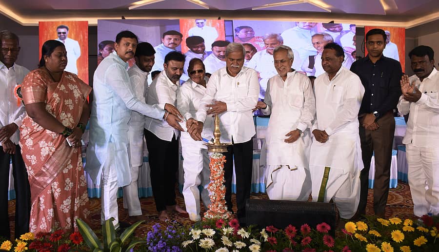 <div class="paragraphs"><p>ಯಾದಗಿರಿಯಲ್ಲಿ ಬುಧವಾರ ನಡೆದ ಅಸಂಘಟಿತ ಕಾರ್ಮಿಕರಿಗೆ ಸ್ಮಾರ್ಟ್‌ ಕಾರ್ಡ್‌ ವಿತರಣೆ ಕಾರ್ಯಕ್ರಮವನ್ನು ಸಚಿವರಾದ&nbsp;ಶರಣಬಸಪ್ಪ ದರ್ಶನಾಪುರ ಮತ್ತು ಸಂತೋಷ್ ಲಾಡ್ ಅವರು ಉದ್ಘಾಟಿಸಿದರು. </p></div>