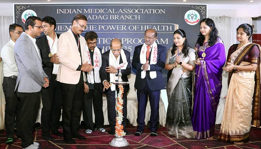 ಗದಗ ಐಎಂಎ ಶಾಖೆಯ ನೂತನ ಪದಾಧಿಕಾರಿಗಳ ಪದಗ್ರಹಣ ಸಮಾರಂಭವನ್ನು ಸಾಹಿತಿ, ನಿರೂಪಕ ಡಾ. ನಾ.ಸೋಮೇಶ್ವರ ಉದ್ಘಾಟಿಸಿದರು