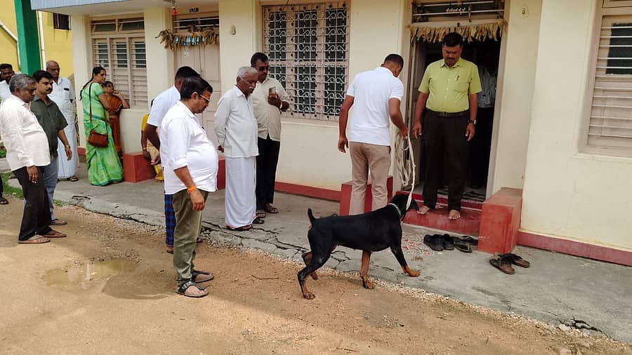 ಎಚ್.ಡಿ.ಕೋಟೆ ಪಟ್ಟಣದಲ್ಲಿ ಮಂಗಳವಾರ ತಡ ರಾತ್ರಿ ಕಳ್ಳತನ ನಡೆದ ಶೇಷಾದ್ರಿ ಮನೆಗೆ ಬೆರಳಚ್ಚು, ಶ್ವಾನದಳದೊಂದಿಗೆ ಇನ್‌ಸ್ಪೆಕ್ಟರ್‌ ಬಾಲಸುಬ್ರಹ್ಮಣ್ಯಂ ಪರಿಶೀಲನೆ ನಡೆಸಿದರು