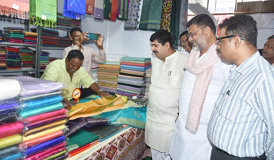ಮಂಗಳೂರಿನ ಲಾಲ್‌ಬಾಗ್‌ನ ಸ್ಕೌಟ್ಸ್, ಗೈಡ್ಸ್ ಭವನದಲ್ಲಿ ಪ್ರಾರಂಭವಾದ ಖಾದಿ ಮೇಳವನ್ನು ಶಾಸಕ ವೇದವ್ಯಾಸ ಕಾಮತ್, ಬಸನಗೌಡ ತುರ್ವಿಹಾಳ ವೀಕ್ಷಿಸಿದರು