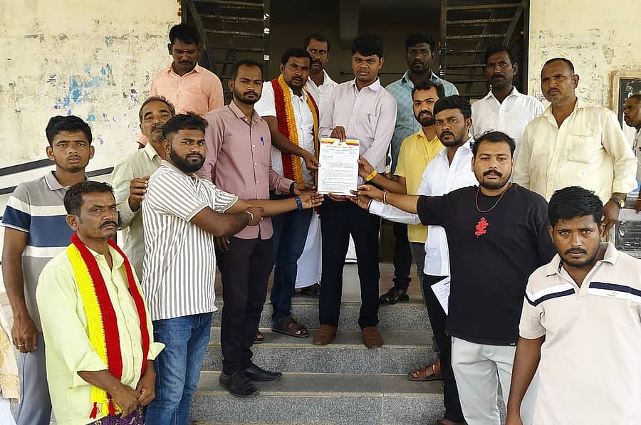 <div class="paragraphs"><p>ಸುರಪುರದಲ್ಲಿ ಬುಧವಾರ ಜಯ ಕರ್ನಾಟಕ ರಕ್ಷಣಾ ಸೇನೆಯವರು&nbsp;ತಹಶೀಲ್ದಾರ್‌ಗೆ ಮನವಿ ಪತ್ರ ಸಲ್ಲಿಸಿದರು</p></div>