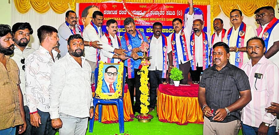 <div class="paragraphs"><p>ಕರ್ನಾಟಕ ದಲಿತ ಹಿಂದುಳಿದ ಅಲ್ಪಸಂಖ್ಯಾತರ ಸಮಿತಿಯ ಜಿಲ್ಲಾ ಘಟಕದ ಪದಾಧಿಕಾರಿಗಳ ಪದಗ್ರಹಣ ಕಾರ್ಯಕ್ರಮವನ್ನು ಎಂ.ಪಿ. ರೇಣುಕಾಚಾರ್ಯ ಉದ್ಘಾಟಿಸಿದರು ಪ್ರಜಾವಾಣಿ ಚಿತ್ರ</p></div>