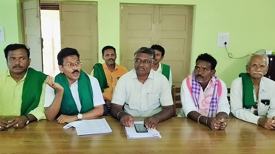 ಗೌರಿಬಿದನೂರಿನಲ್ಲಿ ನಡೆದ ಮಾಧ್ಯಮಗೋಷ್ಠಿಯಲ್ಲಿ ರೈತ ಸಂಘದ ಜಿಲ್ಲಾ ಅಧ್ಯಕ್ಷ ಲಕ್ಷ್ಮಿನಾರಾಯಣ್ ಮಾತನಾಡಿದರು