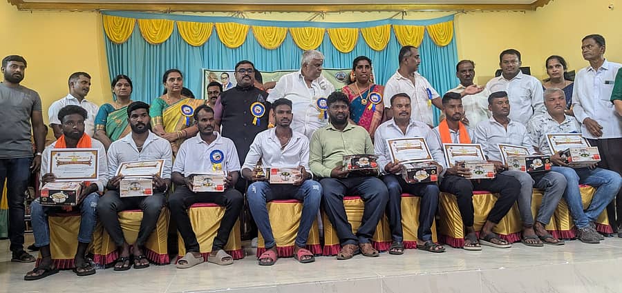 ಹೊಳೆನರಸೀಪುರ ಪಟ್ಟಣದಲ್ಲಿ ಬುಧವಾರ ಆಯೋಜಿಸಿದ್ದ ಪೌರಕಾರ್ಮಿಕರ ದಿನಚಾರಣೆ ಕಾರ್ಯಕ್ರಮದಲ್ಲಿ ಉತ್ತಮ ಸೇವೆ ಸಲ್ಲಿಸಿದ ಪೌರ ಕಾರ್ಮಿಕರನ್ನು, ಕ್ರೀಡೆಗಳಲ್ಲಿ ವಿಜೇತರಾದವರನ್ನು ಶಾಸಕ ಎಚ್.ಡಿ.ರೇವಣ್ಣ ಬಹುಮಾನ ನೀಡಿ ಗೌರವಿಸಿದರು 
