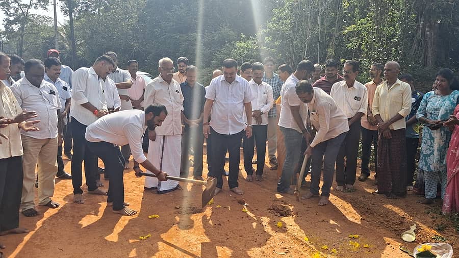 ಹೆಬ್ರಿಯ ಕುಚ್ಚೂರು ಗ್ರಾಮದ ಮಾತ್ಕಲ್ಲು– ಸಳ್ಳೆಕಟ್ಟೆ ಸಂಪರ್ಕ ರಸ್ತೆ ಕಾಮಗಾರಿಗೆ ಗುದ್ದಲಿಪೂಜೆ ನೆರವೇರಿಸಲಾಯಿತು