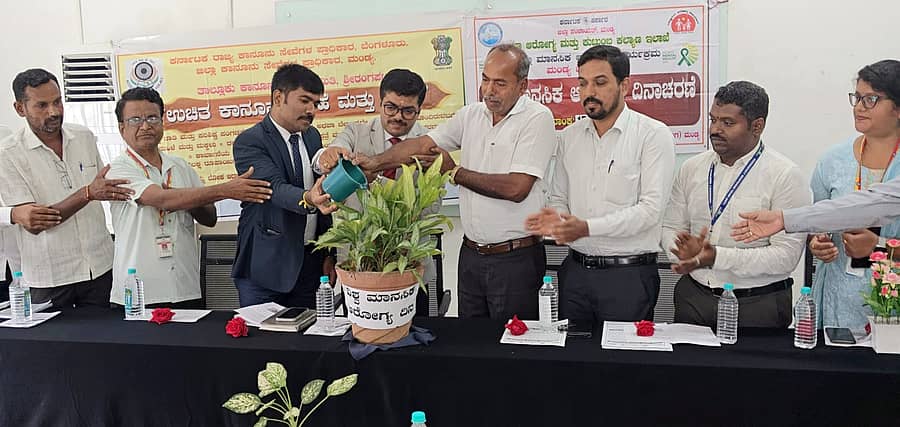 ಶ್ರೀರಂಗಪಟ್ಟಣದ ಕೊರುನ್‌ ಇಂಡಿಯಾ ಗಾರ್ಮೆಂಟ್ಸ್‌ನಲ್ಲಿ ತಾಲ್ಲೂಕು ಕಾನೂನು ಸೇವಾ ಸಮಿತಿ, ವಕೀಲರ ಸಂಘ ಮತ್ತು ತಾಲ್ಲೂಕು ಆರೋಗ್ಯಾಧಿಕಾರಿಯವರ ಕಚೇರಿಯ ಸಹಯೋಗದಲ್ಲಿ ಮಂಗಳವಾರ ಏರ್ಪಡಿಸಿದ್ದ ‘ವಿಶ್ವ ಮಾನಸಿಕ ಆರೋಗ್ಯ ದಿನಾಚರಣೆ ಮತ್ತು ಕಾನೂನು ಅರಿವು ಕಾರ್ಯಕ್ರಮ’ವನ್ನು ಪ್ರಧಾನ ಸಿವಿಲ್‌ ನ್ಯಾಯಾಧೀಶ ಎಂ. ಹರೀಶಕುಮಾರ್‌ ಉದ್ಘಾಟಿಸಿದರು