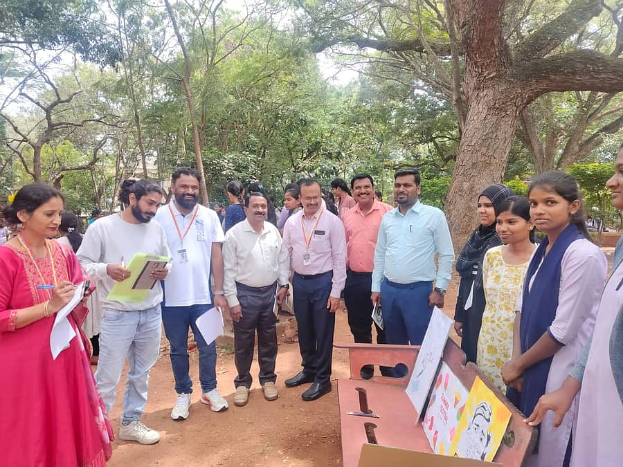 ಮೈಸೂರಿನ ಮಹಾರಾಣಿ ಮಹಿಳಾ ವಿಜ್ಞಾನ ಕಾಲೇಜಿನ ರಾಣಿ ಕೆಂಪನಂಜಮ್ಮಣ್ಣಿ ಅಮ್ಮನವರ ಉದ್ಯಾನದಲ್ಲಿ ಬುಧವಾರ ಮಹಿಳೆ ಮತ್ತು ಮಕ್ಕಳ ರಕ್ಷಣೆ ಕುರಿತು ಅರಿವು ಮೂಡಿಸುವ ಭಿತ್ತಿಪತ್ರಗಳನ್ನು ವಿದ್ಯಾರ್ಥಿಗಳು ಪ್ರದರ್ಶಿಸಿದರು