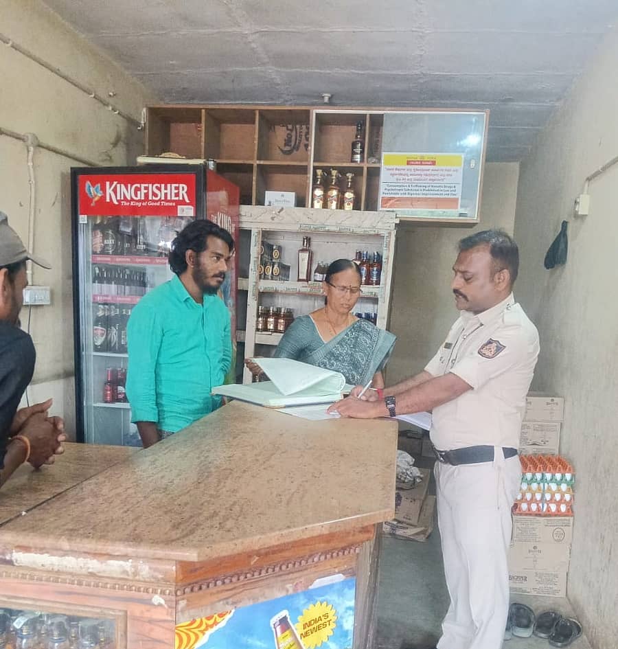 <div class="paragraphs"><p>ದೇವದುರ್ಗ ಪಟ್ಟಣದ ಭಾಗ್ಯವಂತಿ ವೈನ್ಸ್ (ಸಿಎಲ್ 2) ಮದ್ಯದ ಅಂಗಡಿಗೆ ಮಾನ್ವಿ ಅಬಕಾರಿ ವೃತ್ತ ಪಿಎಸ್ಐ ವೀರಮ್ಮ ಮತ್ತು ತಂಡದ ಅಧಿಕಾರಿಗಳು ಭೇಟಿ ನೀಡಿ ಪರಿಶೀಲನೆ ನಡೆಸಿದರು&nbsp;</p></div>