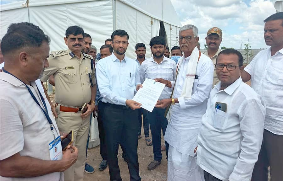 ಸಿಂಧನೂರು ತಾಲ್ಲೂಕಿನ ಜವಳಗೇರಾ ಗ್ರಾಮದಲ್ಲಿ ಜಿಲ್ಲಾಧಿಕಾರಿ ನಿತೀಶ್ ಕೆ.ಅವರಿಗೆ ಮಾಜಿ ಸಂಸದ ಕೆ.ವಿರೂಪಾಕ್ಷಪ್ಪ ಮನವಿ ಪತ್ರ ಸಲ್ಲಿಸಿ ಎಕರೆಗೆ ₹50 ಸಾವಿರ ಪರಿಹಾರ ನೀಡುವಂತೆ ಆಗ್ರಹಿಸಿದರು