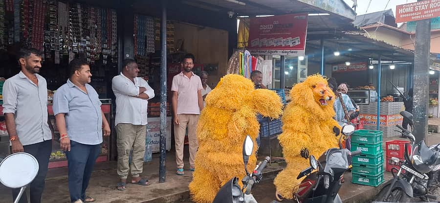ಮೂಡಿಗೆರೆ ತಾಲ್ಲೂಕಿನ ಕೊಟ್ಟಿಗೆಹಾರದ ಬಳಿ ಕಂಡು ಬಂದ ಹುಲಿ ವೇಷಧಾರಿಗಳು