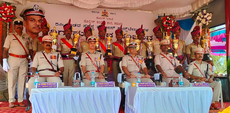 <div class="paragraphs"><p>ಕಡೂರು ಹೊರವಲಯದ ಗೆದ್ಲೆಹಳ್ಳಿ ಪೊಲೀಸ್‌ ತರಬೇತಿ ಕೇಂದ್ರದಲ್ಲಿ ಬುಧವಾರ ನಡೆದ ಪ್ರಶಿಕ್ಷಣಾರ್ಥಿಗಳ ನಿರ್ಗಮನ ಪಥ ಸಂಚಲನದಲ್ಲಿ, ತರಬೇತಿ ಸಮಯದಲ್ಲಿ ಅತ್ಯುತ್ತಮ ನಿರ್ವಹಣೆ ತೋರಿದ ಶಿಬಿರಾರ್ಥಿಗಳಿಗೆ ಬಹುಮಾನ ನೀಡಲಾಯಿತು.&nbsp;&nbsp;</p></div>